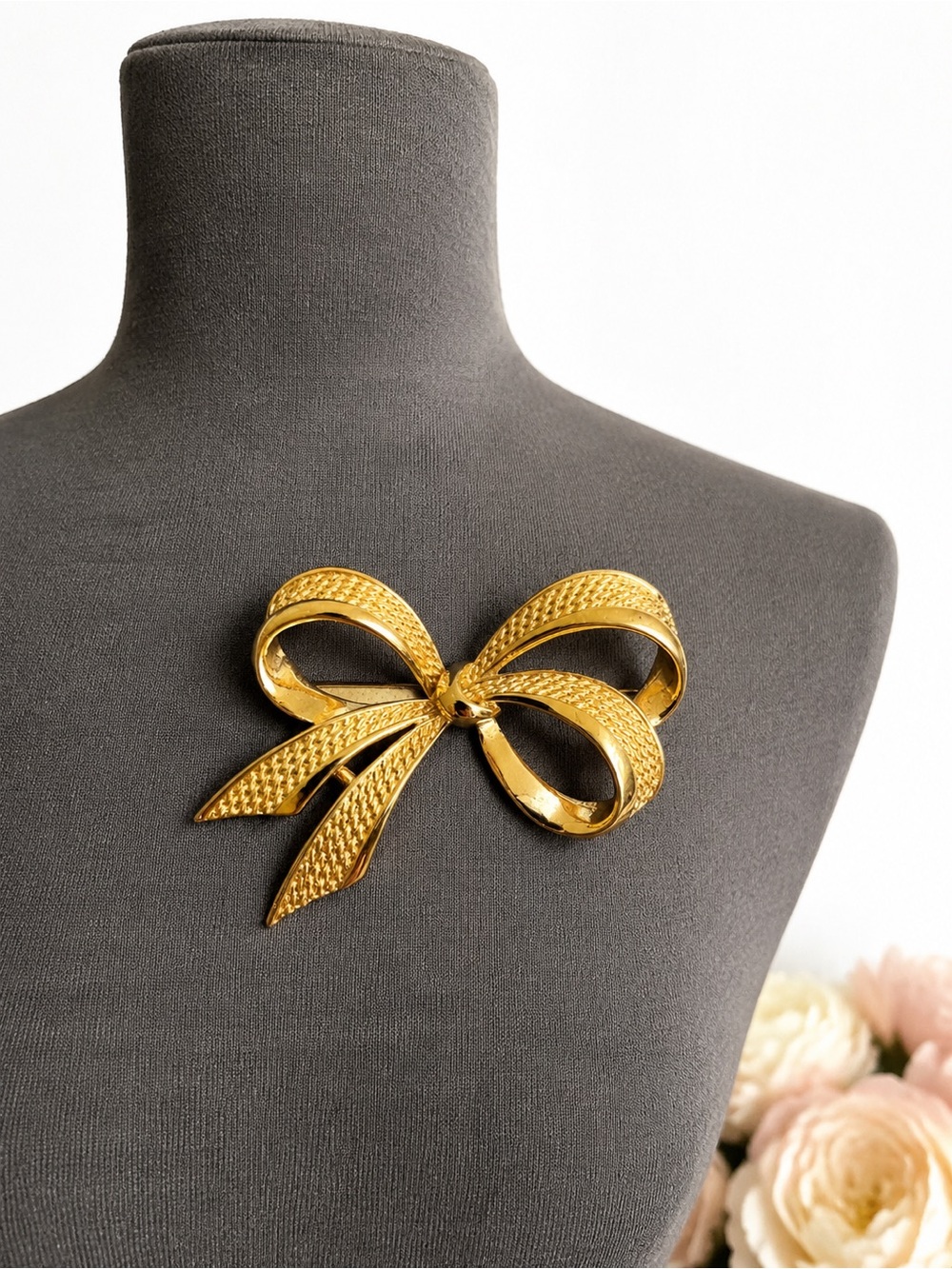 Nina Ricci Brooch Gold Tone Bow Vintage Signed Estate Women’s Jewelry 2.5 “